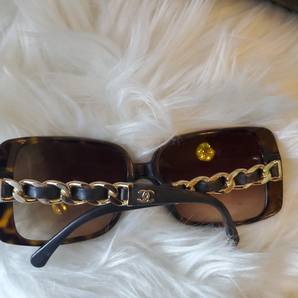 CHANEL Tortoise Shell Frame Leather and Chain